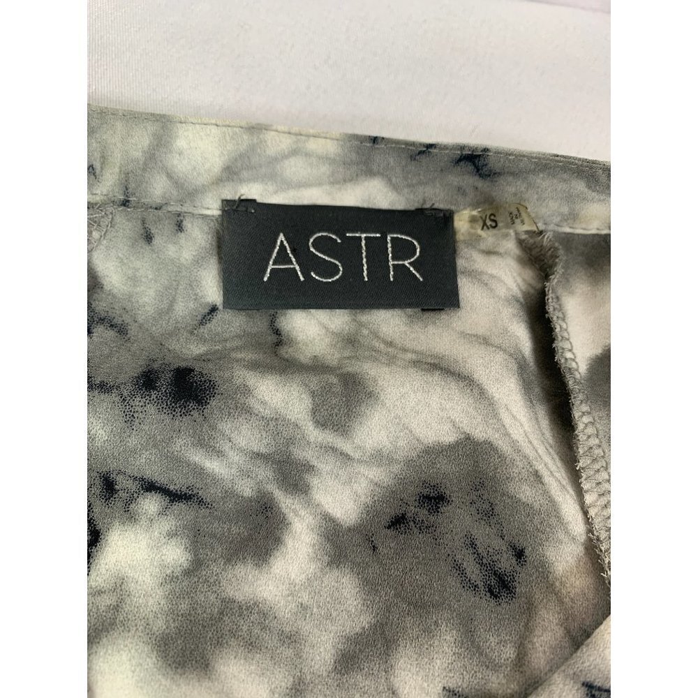Astr Women’s Marble Print Sleeveless Top - Picture 3 of 6